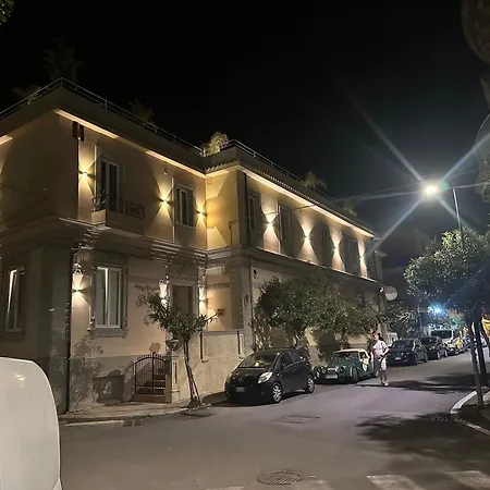 לינה וארוחת בוקר Karol 4*